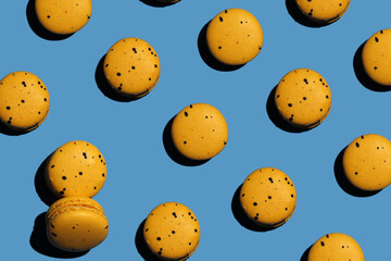 Obraz premium a lot of delicious yellow macaroons on a blue background