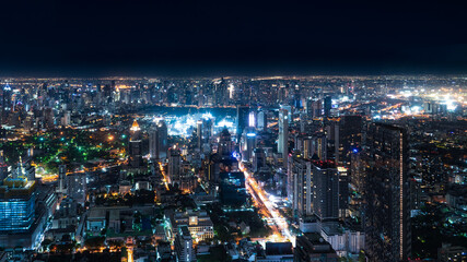 Fototapeta na wymiar Bangkok by night, vue du Mahanakhon.