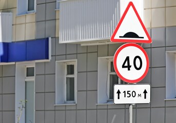 Road signs: speed limits 40 km/h, speed bump and distance 150 m.
