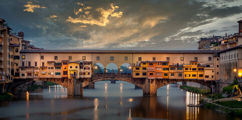 Mittelalterliche Brücke Ponte Vecchio, Alte Brücke und den Fluss Arno, Florenz, Toskana, Italien. Blick von der Ponte Santa Trinita, Brücke der Heiligen Dreifaltigkeit.