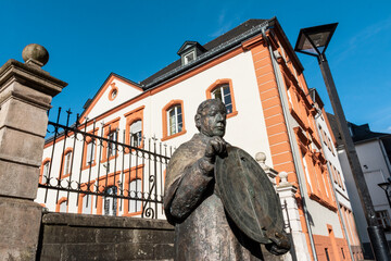 Stadt St. Wendel, Saarland, Deutschland – Statue von Nicolaus Cusanus mit Astrolabium in den...