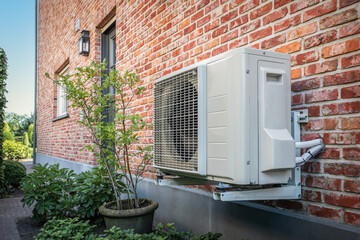 Air to air heat pump for cooling or heating the home. Outdoor unit powered by renewable energy. - obrazy, fototapety, plakaty