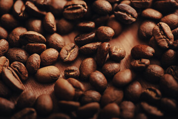 Granos de café de cerca, oscuro, recién tostados, macro, textura para fondo