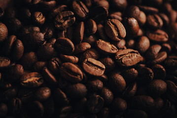 Granos de café de cerca, oscuro, recién tostados, macro, textura para fondo