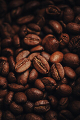 Granos de café de cerca, oscuro, recién tostados, macro, con textura para fondo