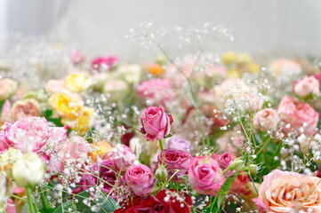 Hochzeitsdekoration, Bett aus Rosen, Blumenmeer, Rosen, pink, rot, rose, gelb, amazing wedding decoration