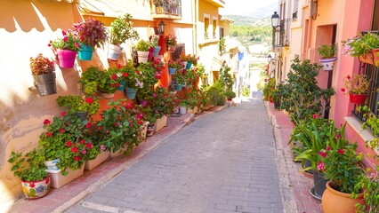 Casco antiguo y coloridas casas en calles estrechas de la población de Polop de la Marina en Alicante junto a Benidorm.