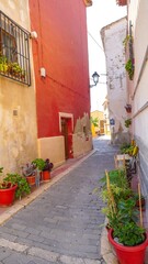 Casco antiguo y coloridas casas en calles estrechas de la población de Polop de la Marina en Alicante junto a Benidorm.