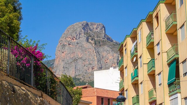 Sierra del Ponoig , Ponoch o Ponotx vista entre los edificios de las calles  de la localidad de Polop de la Marina junto a Benidorm.
