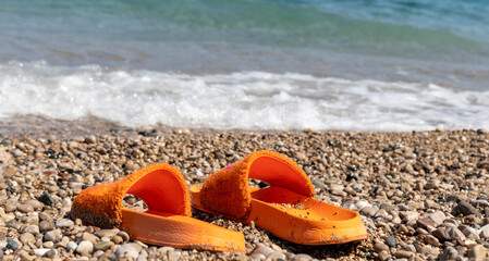 Obraz premium beach slippers on the beach, vacation photo. related to tourism