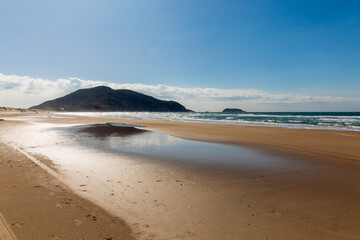 Fototapeta na wymiar água do mar e praia com ondas em dia de sol em Florianópolis na Praia do Santinho Santa Catarina, Brasil, florianopolis