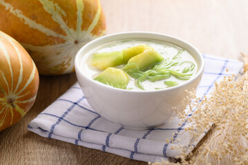 Thai dessert (Lod Chong), Rice flour jelly pandan flavor with Thai melon in coconut milk 