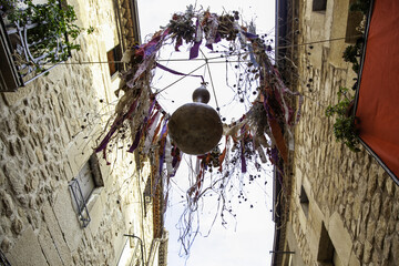 Hanging decoration with flowers