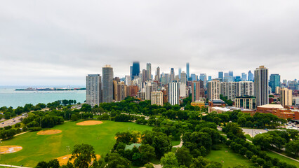 Obraz premium establishing aerial drone footage of a Chicago neighborhood downtown. the city beautiful architectural is also covered by lush green trees throughout creating a welcoming view for tourist