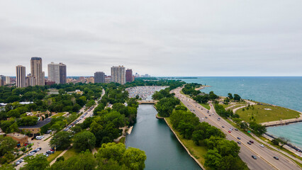 Obraz premium establishing aerial drone footage of a Chicago neighborhood downtown. the city beautiful architectural is also covered by lush green trees throughout creating a welcoming view for tourist