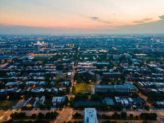 Naklejka premium aerial night footage of Chicago during the 4th of July fireworks the skyline is illuminate with all the street lights and buildings. great for tourism. 