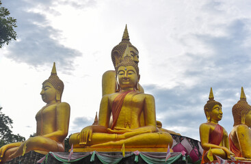 Obraz premium Big golden buddhas nighttime on the mountains
