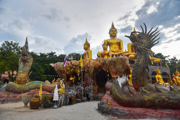 Fototapeta na wymiar Wat Tham Nam Tad Suwan Kanlaya Dham temple