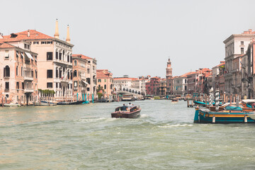 Fototapeta premium Boats and gondolas passing near Rialto Bridge in Venice