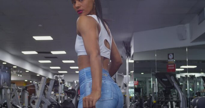 Amazing muscle flexing from a sexy latina woman at the gym