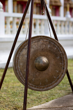 The gong used to signal the rites of the Brahmin.