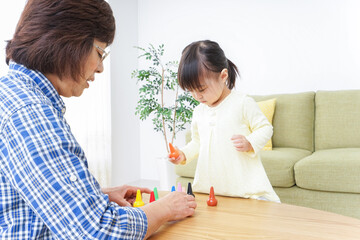 おばあちゃんとゲームをする子供