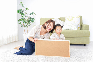 ボードを持つ子供とお母さん