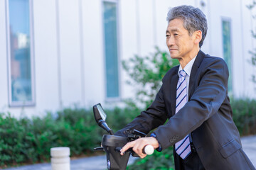 電動キックボード・電動キックスケーターに乗る人