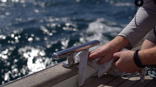 Marinero limpiando su barco mientras navega
