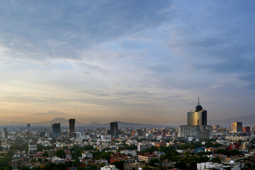 Obraz premium panoramic photo of a beautiful sunrise in mexico city with volcanos in the background (Iztaccíhuatl, popocatepetl).