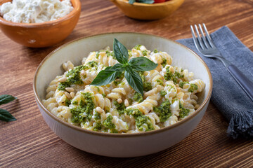 pasta fusilli ricotta e pesto 