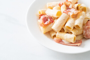 spaghetti rigatoni pasta with white sauce and bacon