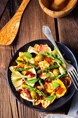 Pasta salad with green asparagus, olives and parma ham