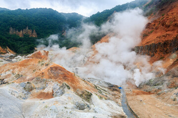 北海道登別市、もくもくと噴気が立ち上る登別地獄谷【7月】