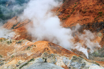 北海道登別市、もくもくと噴気が立ち上る登別地獄谷【7月】