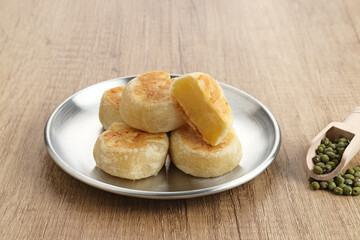 Bakpia, Bakpia Pathok is a typical Yogjakarta food made from a mixture of green beans and sugar, which is wrapped in flour then baked. 