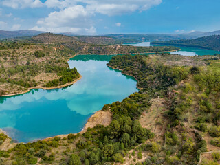 Vista aérea de pantano rodeado de naturaleza en Castellón