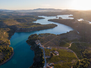 Vista aérea de pantano rodeado de naturaleza en Castellón