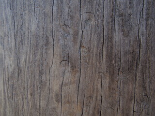 縦にひび割れた古びた木の板