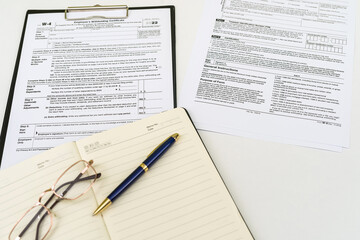 Obraz premium Tax Form 1040 per tax year for individual U.S. tax returns with a pen next to it.