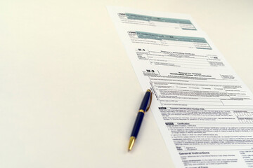Obraz premium tax forms for filing a declaration by citizens of the state are on the table next to the pen