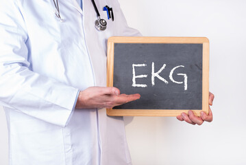 Hausarzt zeigt auf ein Schild auf dem EKG steht