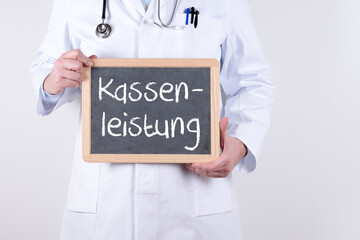 Hausarzt mit einer Tafel auf der Kassenleistung steht