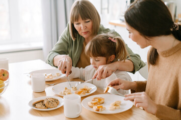 Obraz na płótnie Canvas White family having breakfast while spending time together