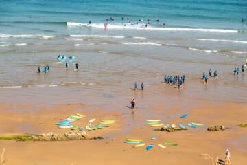 campamento de verano de surf en la playa o escuela de surf