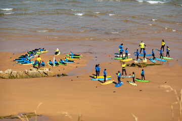 campamento de verano de surf en la playa o escuela de surf