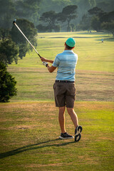 golfista golpeando la bola en un campo de golf