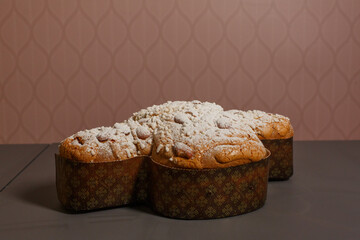 Colomba classica artigianale appena sfornata in una pasticceria napoletana artigianale 