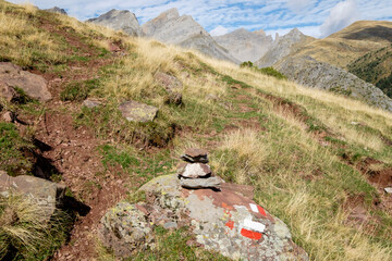 GR11 trail, pic d Ansabere, Petraficha and Quimboa Alto, Petraficha pass,Valley of Hecho, western valleys, Pyrenean mountain range, province of Huesca, Aragon, Spain, europe - obrazy, fototapety, plakaty