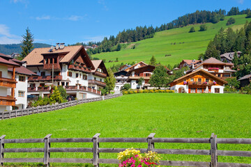 Wunderschönes Dorf im Südtirol, Italien